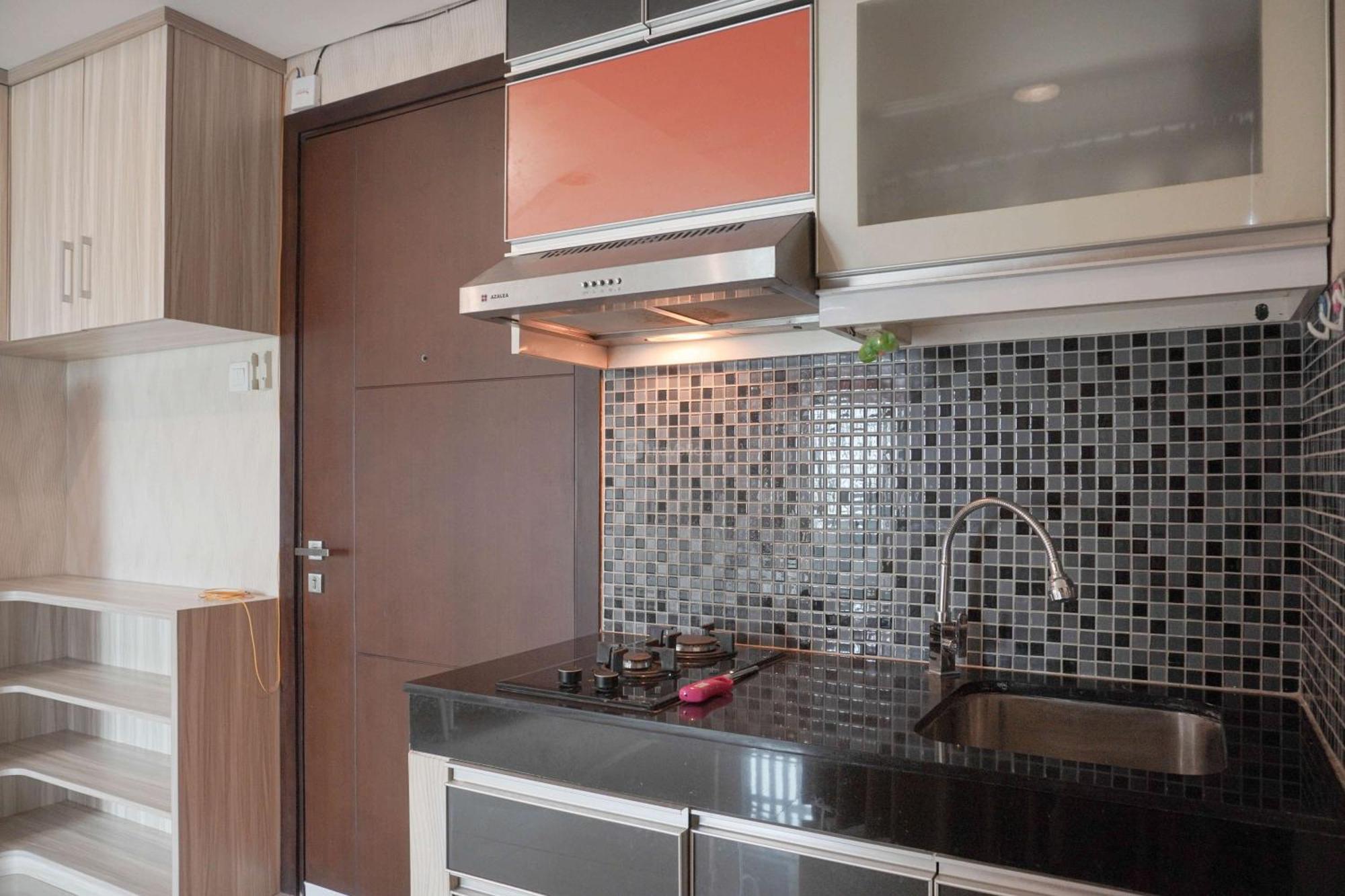 Homey And Modern At Sky Terrace By Travelio Apartemen