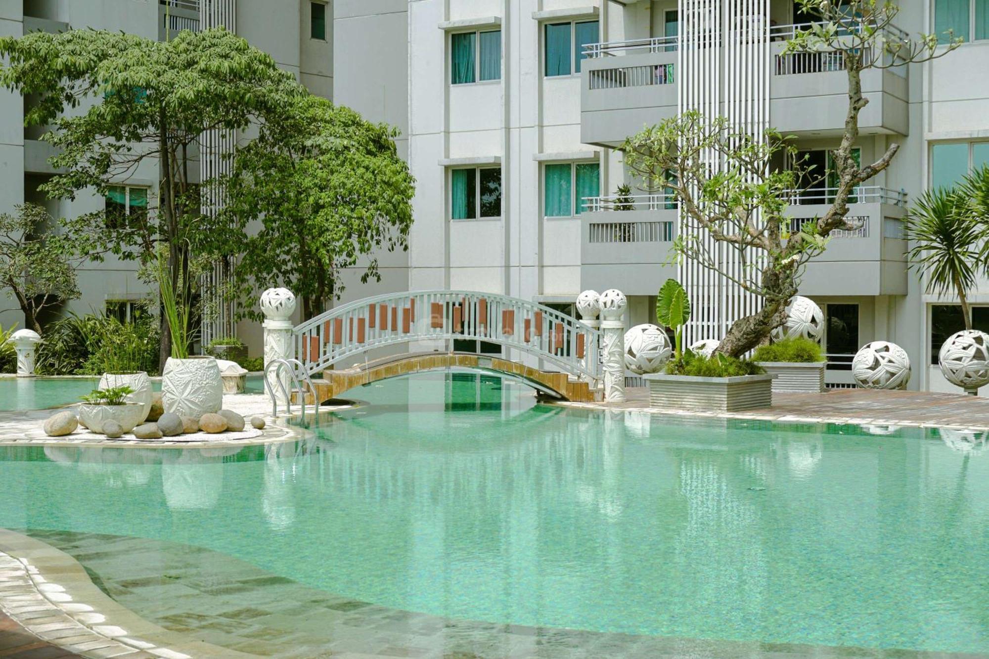 Homey And Modern At Sky Terrace By Travelio